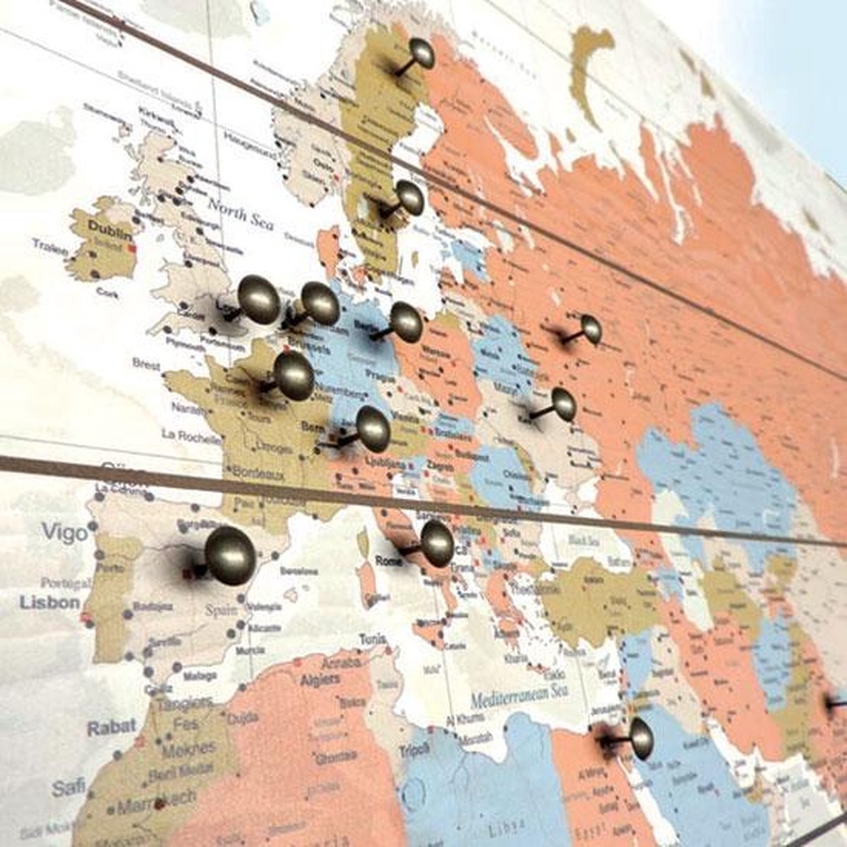 Wereldkaart op Hout Vintage | 124 x 70cm | Gratis 100 prikkers en ophangsysteem